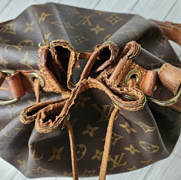 Louis Vuitton Noe Bucket Bag PM in Monogram Canvas and Leather - Picture 8 of 16